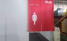 工場に清潔なトイレ空間を