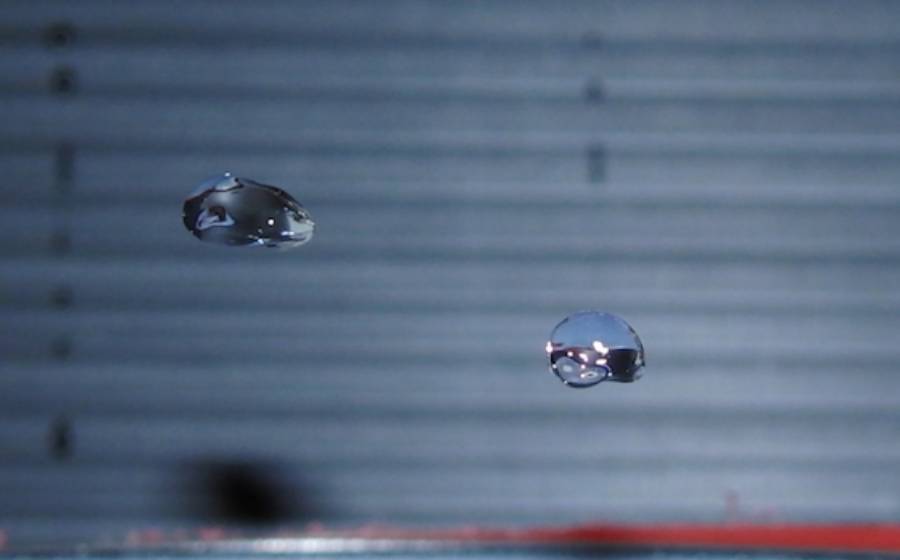 落下する雨粒の再現実験